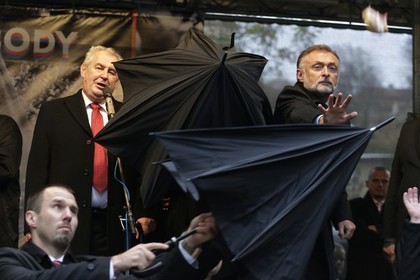 Брошенное в чешского президента яйцо попало в голову немецкому