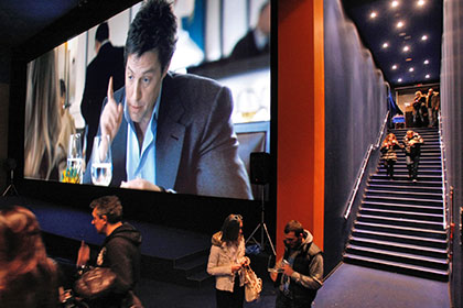 Правозащитник предложил запретить алкоголь в кинотеатрах