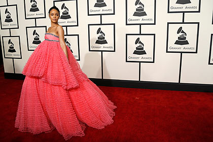 Пользователи интернета сравнили платье Рианны с мочалкой и тортом