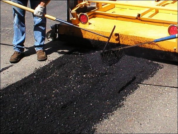 В Ужурском районе идёт ремонт дороги на территории ЗАО "Искра"