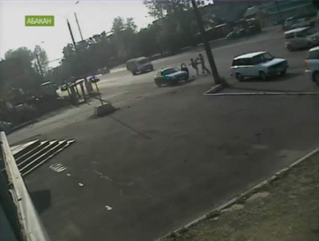 В Абакане арестуют водителя, до смерти избившего пешехода за нарушение