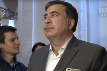 Поведение Саакашвили во время исполнения гимна рассмешило журналистов