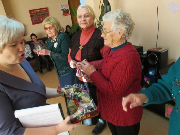 В Ачинской библиотеке рассказали ветеранам об истории Дня Матери