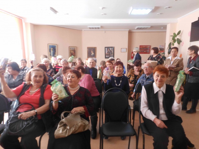 Самую прекрасную из женщин поздравили в ачинской библиотеке