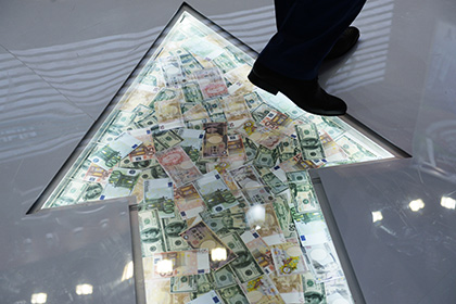Курс доллара скорректировался до 84 рублей
