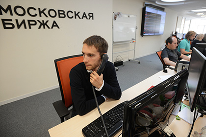 Курс доллара опустился ниже 76 рублей