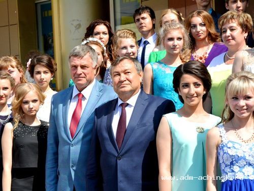 Сегодня лучшим ачинским выпускникам вручили медали «За особые успехи в учении»