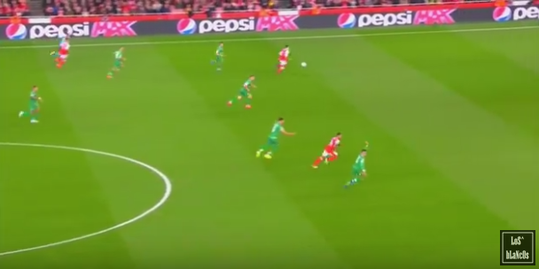 Нападающий «Арсенала» забросил мяч «за шиворот» вратарю соперника в матче ЛЧ