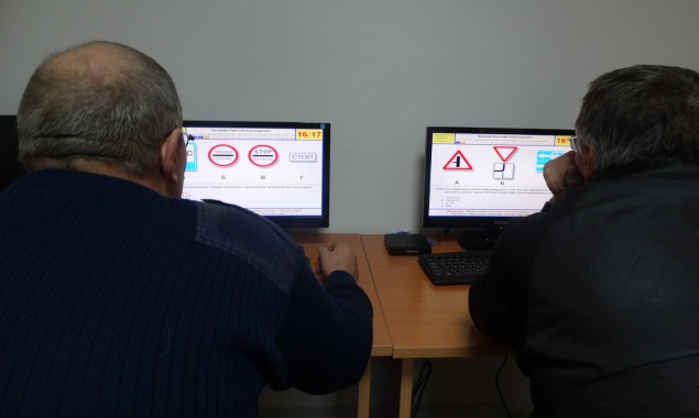 Госавтоинспекторы в Ачинске проверили водителей школьных автобусов