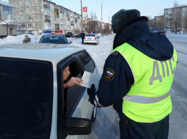 В Ачинске дорожные полицейские проводят рейд «Чистое стекло»