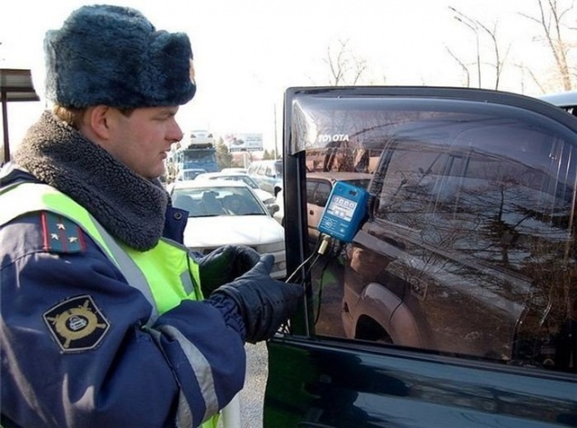 Дорожные полицейские в Ачинске усилят контроль за водителями автомобилей с тонированными стеклами
