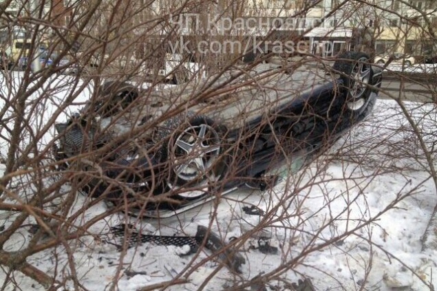 Водителю «Мерседеса» стало плохо: перевернулся и снес деревья на ул.Копылова в Красноярске