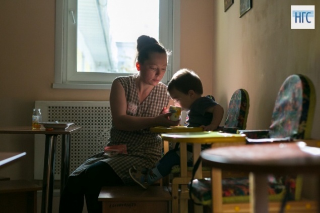 Проживание детей в колонии с матерями признано незаконным: просят отдать их родственникам