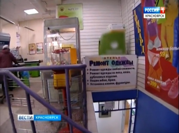 В «Командоре» 2-летний ребенок облокотился на рекламный щит и упал со 2-го этажа