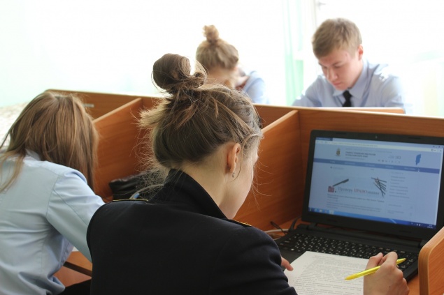 В Ачинске учащиеся полицейского класса присоединились к Всероссийской акции Общественного совета при МВД России "Проверь ПРАВОзнание"