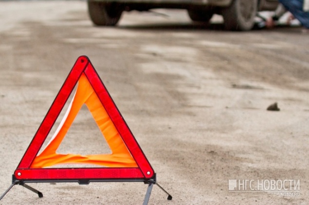 Автобус с 14 пассажирами перевернулся на трассе