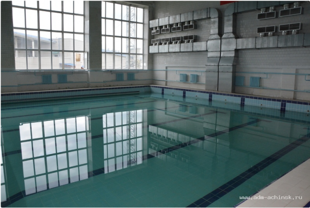 Депутаты Ачинского горсовета проверили ход ремонтных работ в плавательном бассейне «Нептун»