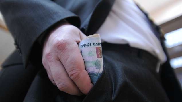 Увеличивающий вдвое зарплату депутатов закон отменили