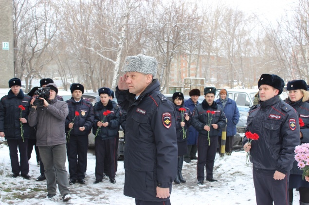 Ачинские полицейские и ветераны почтили память погибших при исполнении служебных обязанностей сотрудников органов внутренних дел
