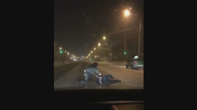 В Красноярске мужчину жестоко избили и бросили на обочине