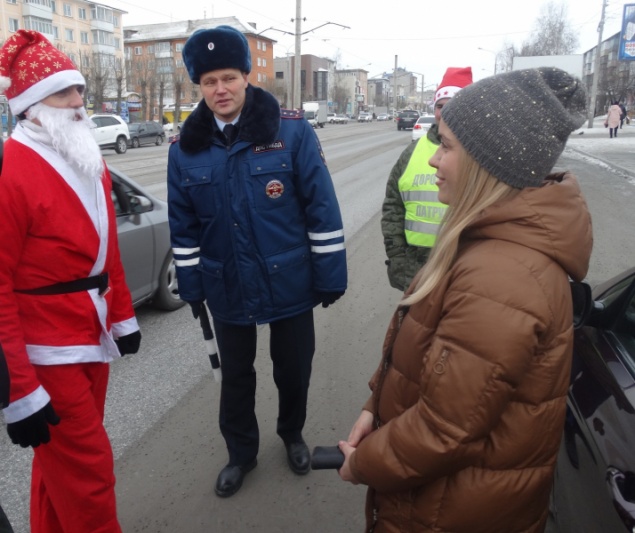 Госавтоинспекторы и общественники в Ачинске присоединились к Всероссийской акции «Полицейский Дед Мороз»