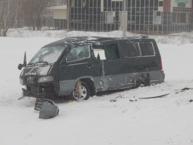 В Назаровском районе у междугороднего микроавтобуса на ходу отвалилось колесо