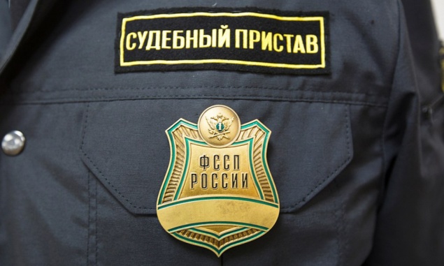 Пристав прикинулся попутчиком и арестовал иномарку должника