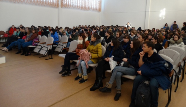 Госавтоинспекторы в Ачинске обсудили вопросы дорожной безопасности со студентами АТЭТ