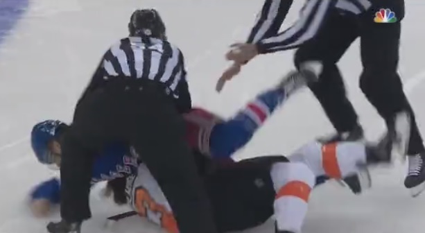Российский хоккеист подрался на первой минуте матча НХЛ