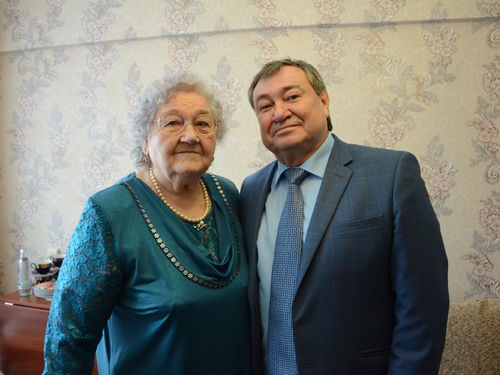 Глава Ачинска Илай Ахметов поздравил с 90-летием труженицу тыла, ветерана труда Лидию Лихую