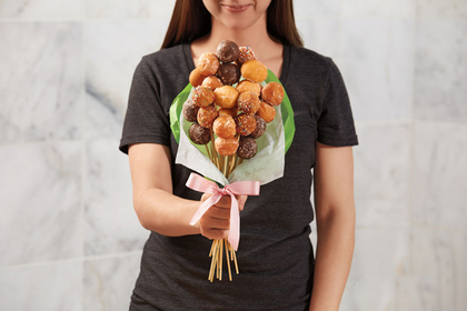 Названы самые популярные подарки женщин к 23 февраля и зарплаты их мужчин