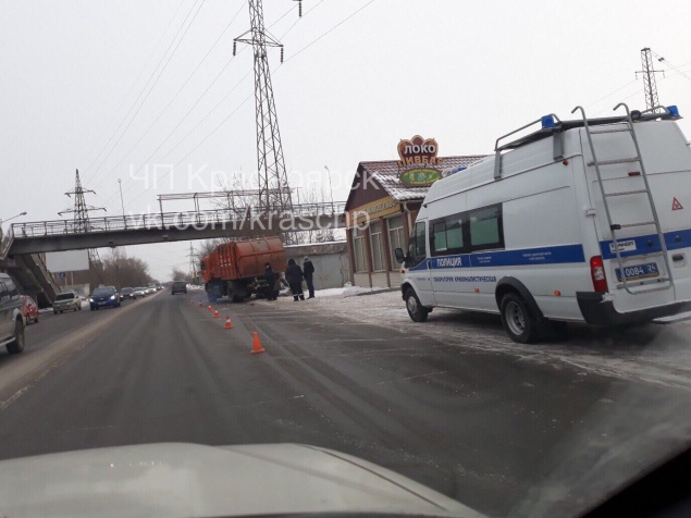 На правобережье Красноярска мусоровоз задавил женщину со странной запиской