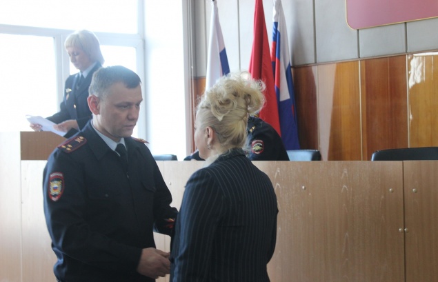 Начальник МО МВД России «Ачинский» Евгений Трофимов вручил сотрудникам полиции первые специальные офицерские звания