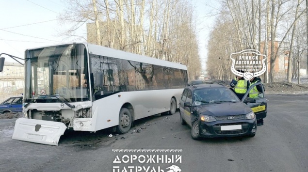 В Ачинске в ДТП столкнулся пассажирский автобус и такси
