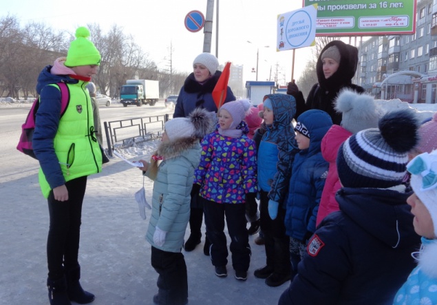 Госавтоинспекторы и юные ачинцы провели масштабную акцию «Притормози»