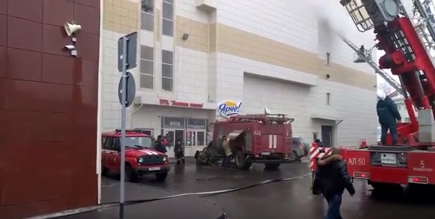 Четверо детей погибли при пожаре в кемеровском торговом центре