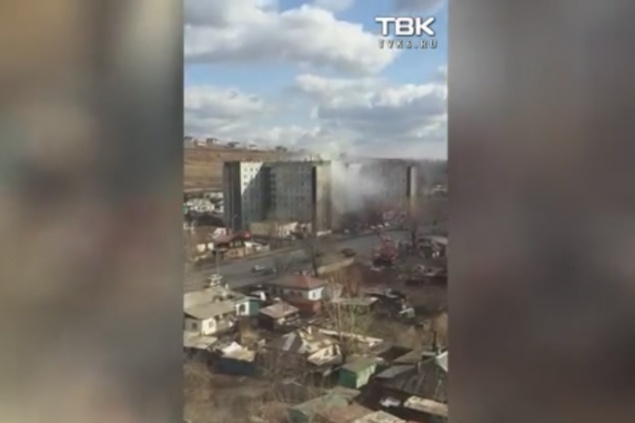 На улице Калинина в Красноярске выгорела комната в общежитии: пожарные вывели из здания пять человек