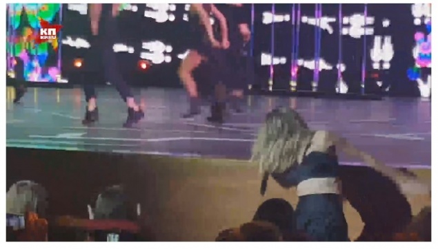 Вера Брежнева рухнула под сценой во время концерта