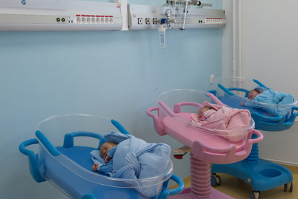 В открывшемся месяц назад перинатальном центре на Сахалине обрушился потолок