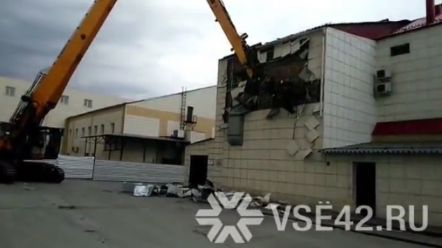 В Кемерове начали сносить торговый центр «Зимняя вишня»