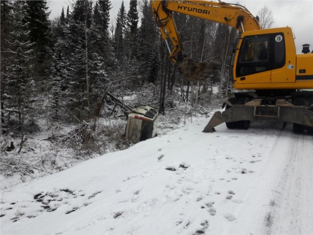 На заснеженной трассе перевернулся микроавтобус с людьми: в полицию о происшествии не сообщили