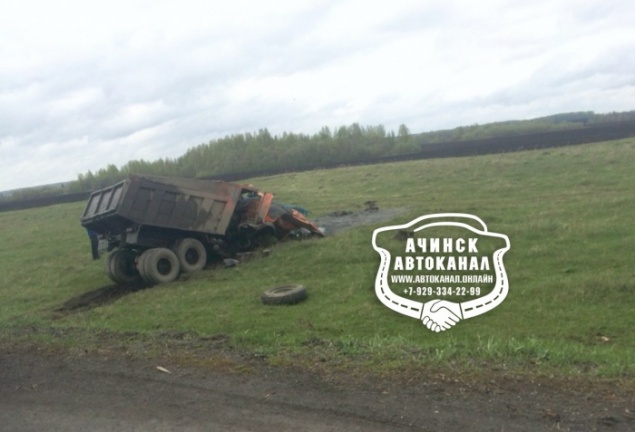 Водитель КАМАЗа неудачно повернул и опрокинулся в кювет: сломаны ребра
