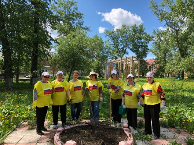 Городские ветераны озеленяют юбилейный Ачинск