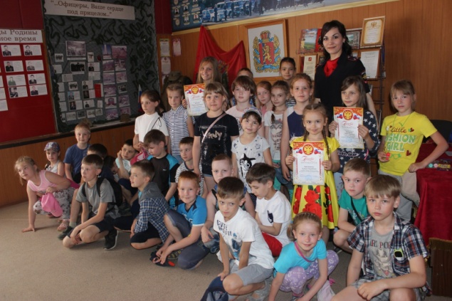 К 300-летию российской полиции: Главный детский полицейский Ачинска Наталья Белова поздравила победителей творческих конкурсов