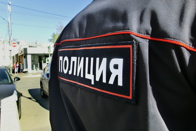 При надевании наручников полицейский травмировал дебошира: осудили условно и уволили с работы