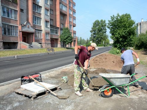 БУДНИ НАШЕГО ГОРОДА: Началось строительство новых тротуаров (видео)
