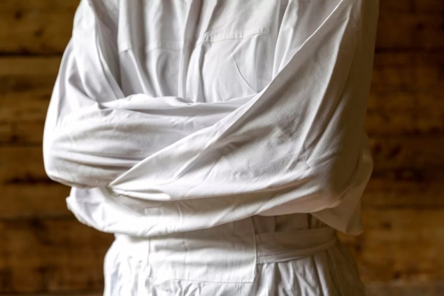 Неадекватная красноярка вылила три чайника кипятка на пожилую мать