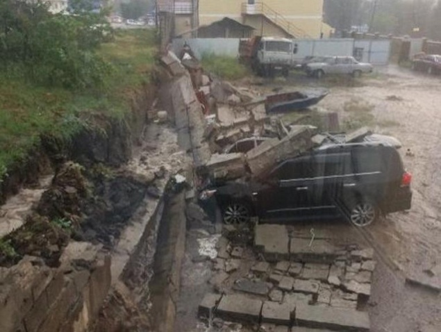 Под Красноярском подпорная стена упала на внедорожник