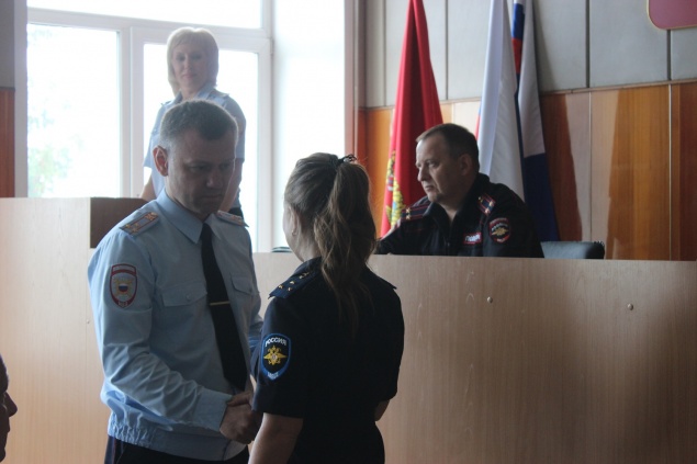 Начальник МО МВД России «Ачинский» Евгений Трофимов поздравил сотрудников полиции с присвоением очередных званий