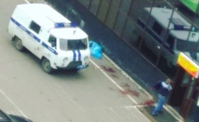 «Стал кашлять кровью и упал»: в Норильске мужчина умер у входа в магазин